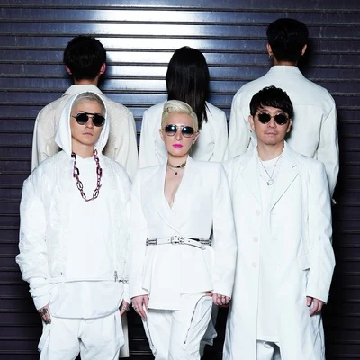 m-flo/Verbal/Ayumi Hamasaki36にm-flo loves復活&新曲"tell me tell me" リリース！ 3名の新lovesは誰か#mfloと#lovesで回答募集！まずは豪華41曲のlovesをチェックしてねアルバム